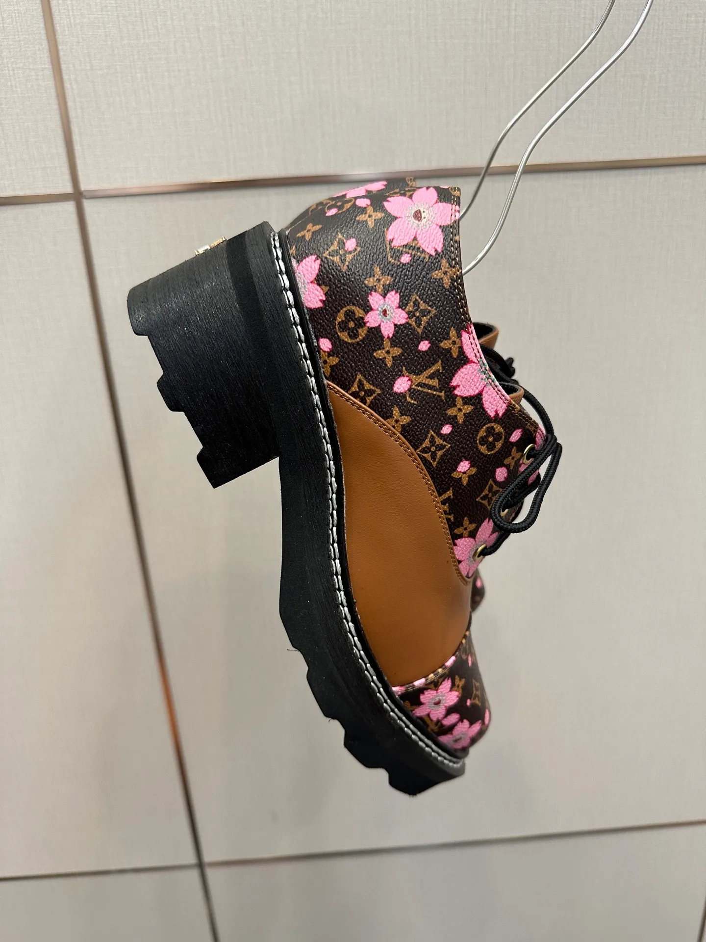 👟👟Ex-factory price 720👟👟 LOUIS VUITTON Louis Vuitton counter latest model top version LV inner cowhide material is real! Original 1:1 material reproduction! Modern and casual in one! Release a strong aura like a queen 🔥Capture everyone's attention instantly💃 Inner/foot pads: imported cowhide Fabric: cowhide Outsole: full genuine leather Code number: 35-41 (40, 41, 42 customizations are not returnable)